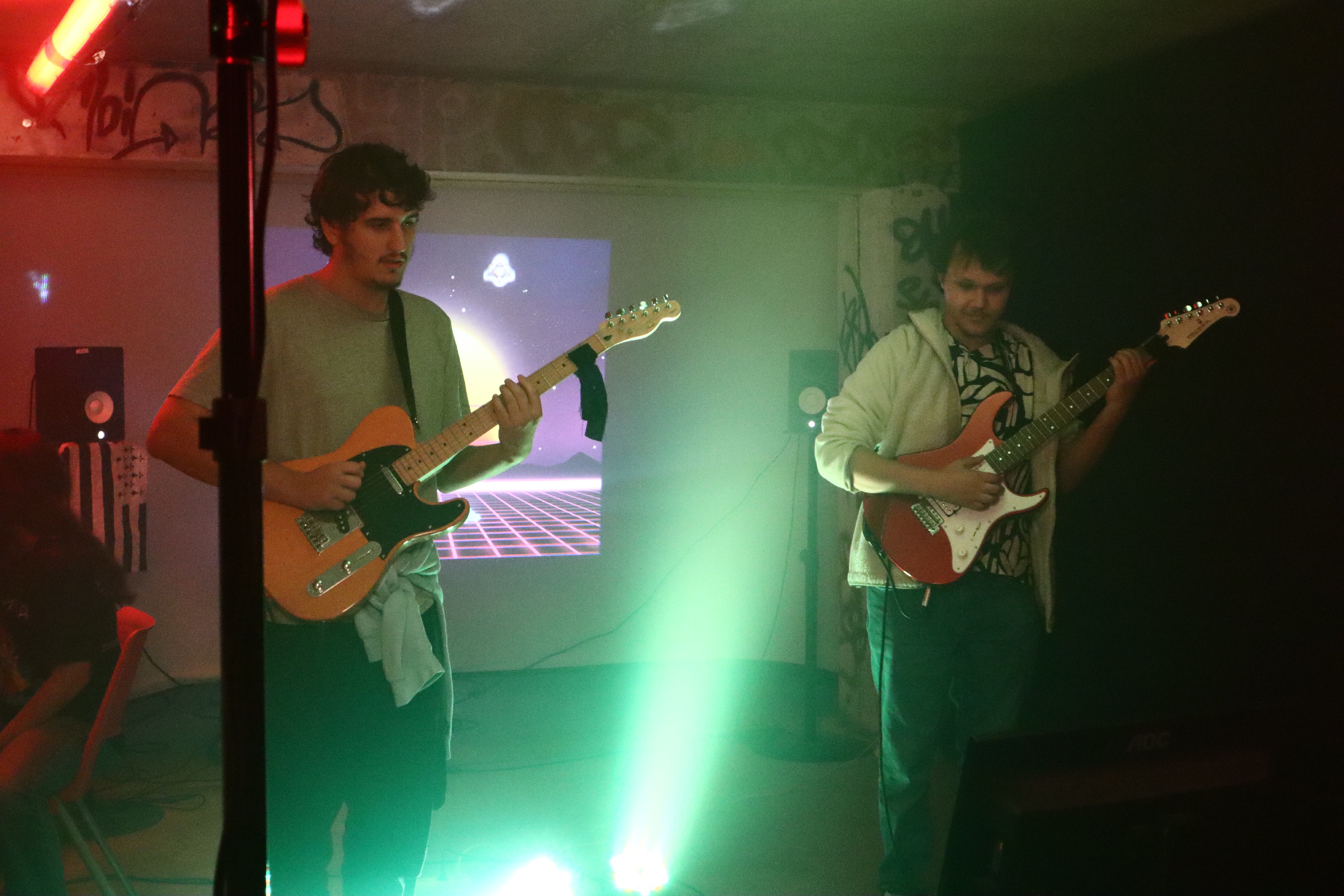 Guitar Invaders - Visual effects and arcade-style gameplay